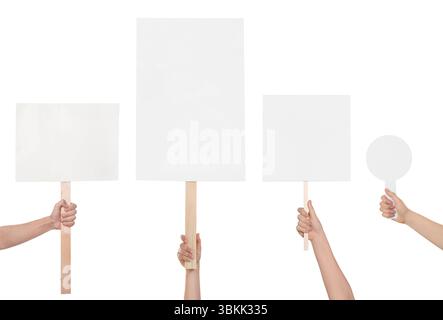 Gruppe von Leuten mit leeren Schildern auf weißem Hintergrund, Nahaufnahme. Modell für Design Stockfoto