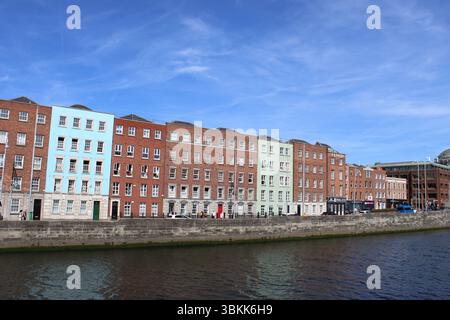 Gebäude am Ufer des Flusses Liffey im Stadtzentrum von Dublin, Irland an einem sonnigen Tag Stockfoto