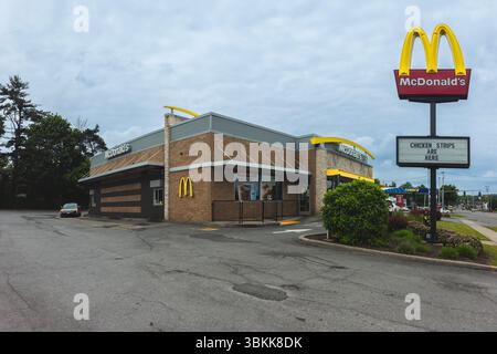 New Hartford, NY - 16. Juni 2025: Das 1940 gegründete McDonald's Restaurant ist eine der größten Fast-Food-Ketten der Welt Stockfoto