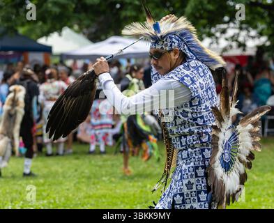 Toronto, Kanada. Juni 2025. Ein Mann in indigenen Kostümen tanzt während einer Feier zum National Indigenous Peoples Day in Toronto, Kanada, 21. Juni 2025. Quelle: Zou Zheng/Xinhua/Alamy Live News Stockfoto