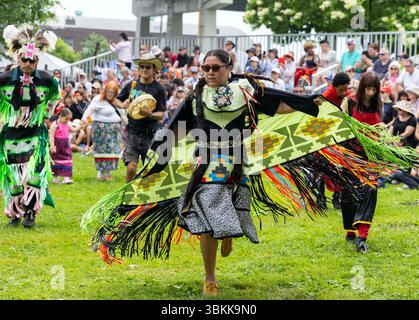 Toronto, Kanada. Juni 2025. Menschen in indigenen Kostümen tanzen während einer Feier zum National Indigenous Peoples Day in Toronto, Kanada, 21. Juni 2025. Quelle: Zou Zheng/Xinhua/Alamy Live News Stockfoto