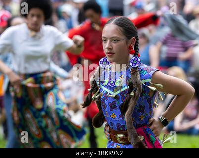 Toronto, Kanada. Juni 2025. Ein Mädchen in indigenen Kostümen tanzt während einer Feier zum National Indigenous Peoples Day in Toronto, Kanada, 21. Juni 2025. Quelle: Zou Zheng/Xinhua/Alamy Live News Stockfoto