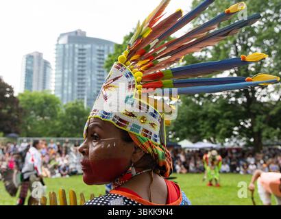 Toronto, Kanada. Juni 2025. Eine Frau mit traditioneller Kopfbedeckung der Ureinwohner wird während einer Feier zum National Indigenous Peoples Day am 21. Juni 2025 in Toronto, Kanada, gesehen. Quelle: Zou Zheng/Xinhua/Alamy Live News Stockfoto