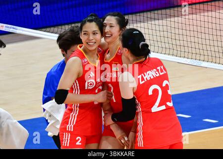 Peking, China. Juni 2025. Zhuang Yushan (2. L), Wu Mengjie (2. R) und Zhang Zixuan (1. R) aus China feiern während des Pool 5-Spiels zwischen China und Japan in der Women's Volleyball Nations League (VNL) 2025 in Hongkong, Südchina, 21. Juni 2025. Quelle: Zhu Wei/Xinhua/Alamy Live News Stockfoto