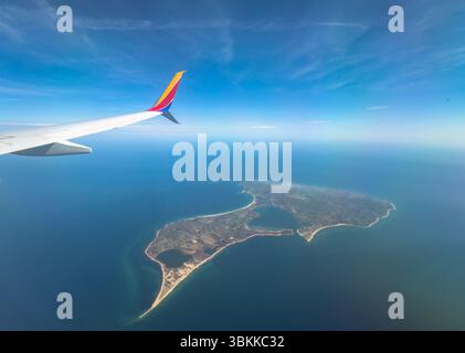 Providence, Rhode Island - 3. Mai 2025: Luftaufnahme der Flügel über dem Meer mit blauem Himmel und Block Island. Stockfoto