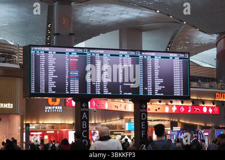 türkei istanbul 12. juni 2025. Fluginformationstafel zeigt die Flugpläne im stark frequentierten Flughafen an Stockfoto