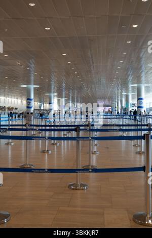 Leerer Check-in-Bereich am internationalen Flughafen Ben Gurion in Tel Aviv, da die Fluggesellschaften den Dienst während des anhaltenden Konflikts einstellen Stockfoto