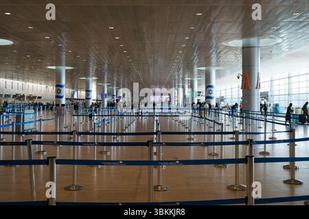 Die Abflughalle am Flughafen Ben Gurion steht fast leer, da die Check-in-Schalter aufgrund konfliktbedingter Flugaussetzungen verlassen Stockfoto