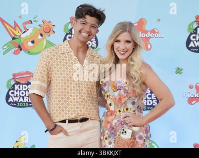 Los Angeles, USA. Juni 2025. (L-R) PrestonPlayz und Brianna Arsement kommen bei den Nickelodeon Kids' Choice Awards 2025 an, die am Samstag, den 21. Juni 2025, im Santa Monica Barker Hangar in Santa Monica, KALIFORNIEN, stattfinden. (Foto: Sthanlee B. Mirador/SIPA USA) Credit: SIPA USA/Alamy Live News Stockfoto