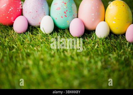 Bunte Ostereier auf Gras Stockfoto