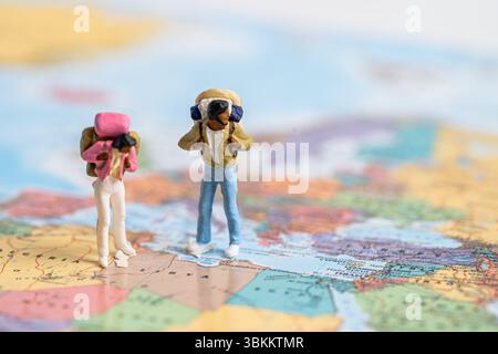 Bangkok, Thailand, 30. Juli 2022 Miniatur People, Backpacker Genießen Sie Entdeckungsreisen bei Amazing on World Map. Stockfoto