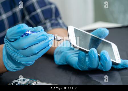 Techniker repariert die Innenseite der Festplatte. Integrated Circuit. Das Konzept von Daten, Hardware, Techniker und Technik. Stockfoto