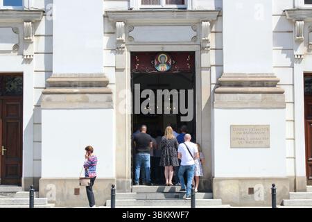 Die Überflutung der Gläubigen vor der orthodoxen Kirche in der Miodowa-Straße in warschau, polen Stockfoto