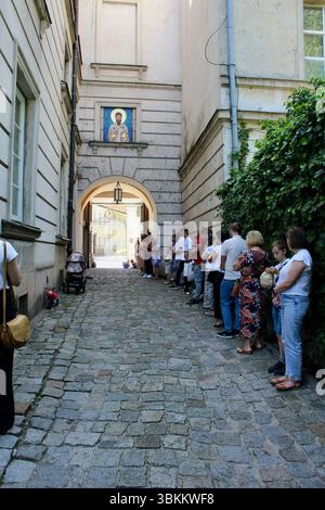 Die Überflutung der Gläubigen vor der orthodoxen Kirche in der Miodowa-Straße in warschau, polen Stockfoto