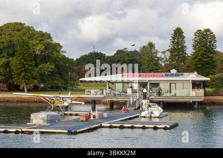 Ein Wasserflugzeug für Sightseeing-Flüge, das an der Anlegestelle „Sydney Seaplanes“ in Rose Bay, Sydney, Australien, befestigt ist Stockfoto