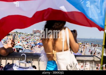 New York, USA. Juni 2025. Während der 43. Jährlichen Meerjungfrauenparade auf Coney Island am 21. Juni 2025 in New York City versammeln sich Menschenmassen entlang der Promenade. Die Parade findet seit 1983 jährlich statt. Quelle: Aashish Kiphayet/Alamy Live News Stockfoto