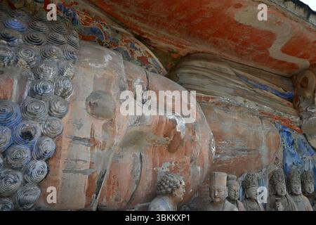 Chongqing, China: Der liegende Buddha bei den Dazu Baodingshan Felsenschnitzereien Stockfoto