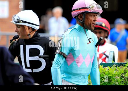 Toronto, Kanada. Juni 2025. Jockey Patrick Ehemänner führen eine Gruppe von Jockeys zum Walking Ring vor den $100.000 Alywow Stakes, die Greenwood Stakes auf der Woodbine Racetrack in Toronto, Kanada, am 21. Juni 2025 präsentierten. (Foto: Mike Campbell/NurPhoto) Credit: NurPhoto SRL/Alamy Live News Stockfoto