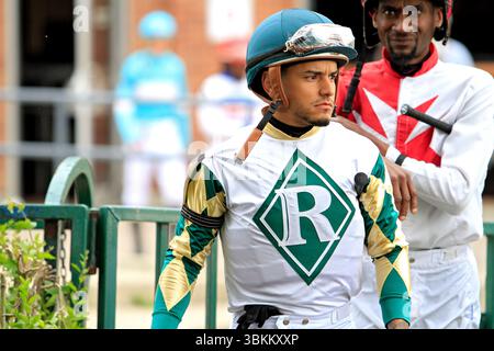 Toronto, Kanada. Juni 2025. Jockey Eric Cancel führt eine Gruppe von Jockeys zum Walking Ring vor den $100.000 Alywow Stakes, die Greenwood Stakes auf der Woodbine Racetrack in Toronto, Kanada, am 21. Juni 2025 präsentierten. (Foto: Mike Campbell/NurPhoto)0 Credit: NurPhoto SRL/Alamy Live News Stockfoto