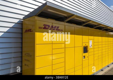 DHL-Paketmaschine und Paketstation mit DHL-Logo. Utrecht, Niederlande. 9. April 2025. Stockfoto