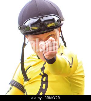 Toronto, Kanada. Juni 2025. Jockey Emma-Jayne Wilson zeigt auf die Kamera, nachdem er am 21. Juni 2025 auf der Woodbine Racetrack in Toronto, Kanada, gewonnen hatte. (Foto: Mike Campbell/NurPhoto) Credit: NurPhoto SRL/Alamy Live News Stockfoto