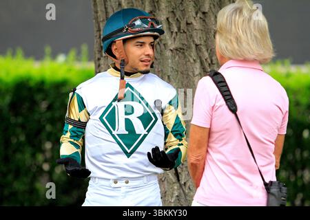 Toronto, Kanada. Juni 2025. Jockey Eric Cancel spricht mit einer Verbindung im Walking Ring vor den $100.000 Alywow Stakes, die Greenwood Stakes auf der Woodbine Racetrack in Toronto, Kanada, am 21. Juni 2025 präsentierten. (Foto: Mike Campbell/NurPhoto) Credit: NurPhoto SRL/Alamy Live News Stockfoto
