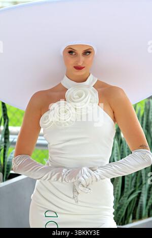 Toronto, Kanada. Juni 2025. Am 21. Juni 2025 wartet ein Model auf die Fotografie des Greenwood Stakes Day auf der Woodbine Racetrack in Toronto, Kanada. (Foto: Mike Campbell/NurPhoto)0 Credit: NurPhoto SRL/Alamy Live News Stockfoto