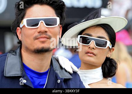 Toronto, Kanada. Juni 2025. Rennfans posieren für eine Fotostrecke vor den $100.000 Alywow Stakes, die Greenwood Stakes auf der Woodbine Racetrack in Toronto, Kanada, am 21. Juni 2025 präsentierten. (Foto: Mike Campbell/NurPhoto)0 Credit: NurPhoto SRL/Alamy Live News Stockfoto