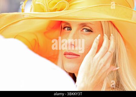 Toronto, Kanada. Juni 2025. Ein Rennfan trägt ein schickes Hutband für das Greenwood Stakes Day Event am 21. Juni 2025 auf der Woodbine Racetrack in Toronto, Kanada. (Foto: Mike Campbell/NurPhoto)0 Credit: NurPhoto SRL/Alamy Live News Stockfoto