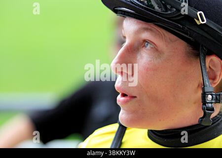Toronto, Kanada. Juni 2025. Jockey Emma-Jayne Wilson spricht mit Connections nach einem Sieg bei Wyoming Bill auf der Woodbine Racetrack in Toronto, Kanada am 21. Juni 2025. (Foto: Mike Campbell/NurPhoto) Credit: NurPhoto SRL/Alamy Live News Stockfoto