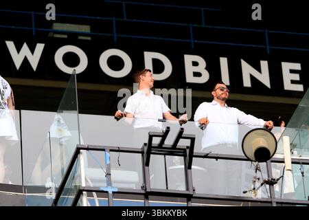 Toronto, Kanada. Juni 2025. Rennfans sehen am 21. Juni 2025 ein Vollblut-Pferderennen von der Tribüne der Woodbine Racetrack in Toronto, Kanada. (Foto: Mike Campbell/NurPhoto)0 Credit: NurPhoto SRL/Alamy Live News Stockfoto