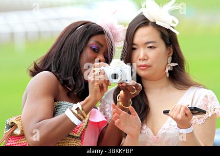 Toronto, Kanada. Juni 2025. Rennfans schauen sich Fotos auf der Rückseite einer Kamerastrecke für das Greenwood Stakes Day Event am Woodbine Racetrack in Toronto, Kanada, am 21. Juni 2025 an. (Foto: Mike Campbell/NurPhoto)0 Credit: NurPhoto SRL/Alamy Live News Stockfoto