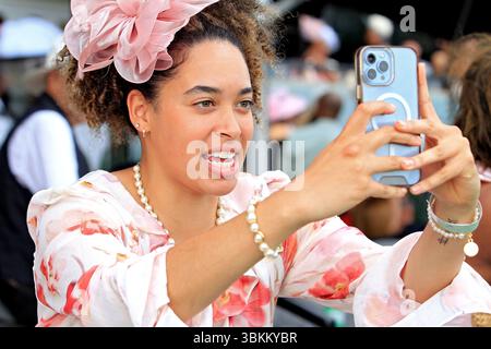 Toronto, Kanada. Juni 2025. Ein Rennfan filmt am 21. Juni 2025 ein Vollblut-Pferderennen auf der Woodbine Racetrack in Toronto, Kanada. (Foto: Mike Campbell/NurPhoto)0 Credit: NurPhoto SRL/Alamy Live News Stockfoto