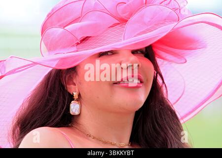 Toronto, Kanada. Juni 2025. Ein Rennfan trägt ein schickes Hutband für das Greenwood Stakes Day Event am 21. Juni 2025 auf der Woodbine Racetrack in Toronto, Kanada. (Foto: Mike Campbell/NurPhoto)0 Credit: NurPhoto SRL/Alamy Live News Stockfoto