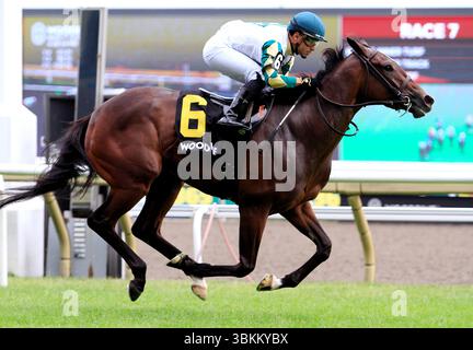 Toronto, Kanada. Juni 2025. Jockey Eric Cancel reitet Love Cervere zu einem Sieg bei den $100.000 Alywow Stakes, die Greenwood Stakes auf der Woodbine Racetrack in Toronto, Kanada, am 21. Juni 2025 präsentierten. (Foto: Mike Campbell/NurPhoto)0 Credit: NurPhoto SRL/Alamy Live News Stockfoto