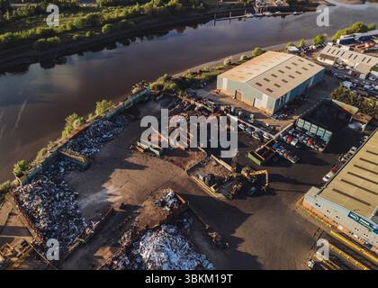 Blaydon UK: 05-05-2025. Aus der Vogelperspektive des Blaydon Industrial Estate und der Recyclinganlage für Altmetall am Ufer des Flusses Tyne. Die Drohne wurde während des Goldes geschossen Stockfoto