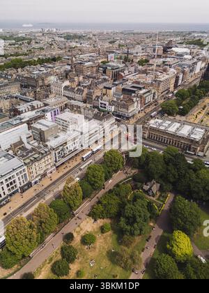 Edinburgh Schottland: 18. Mai 2025: Drohnenblick auf die Princes Street in Edinburgh, mit Blick auf das Leben und die Architektur der Stadt an einem sonnigen Tag Stockfoto