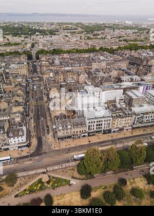 Edinburgh Schottland: 18. Mai 2025: Drohnenblick auf die Princes Street in Edinburgh, mit Blick auf das Leben und die Architektur der Stadt an einem sonnigen Tag Stockfoto