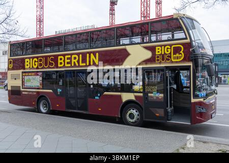 Der Big Bus Berlin Doppeldeckerbus steht auf einer Straße der Stadt und ist bereit für Besichtigungen. Hop-on-Hop-off-Konzept. Berlin, Deutschland. März Stockfoto