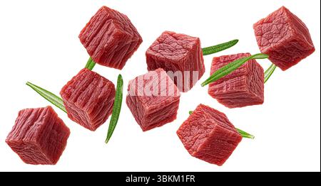 Rohe Rindfleischwürfel isoliert auf weißem Hintergrund Stockfoto
