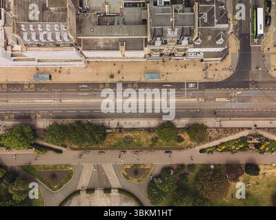 Edinburgh Schottland: 18. Mai 2025: Drohnenblick auf die Princes Street in Edinburgh, mit Blick auf das Leben und die Architektur der Stadt an einem sonnigen Tag Stockfoto
