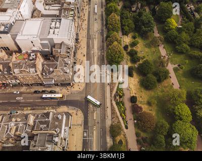 Edinburgh Schottland: 18. Mai 2025: Drohnenblick auf die Princes Street in Edinburgh, mit Blick auf das Leben und die Architektur der Stadt an einem sonnigen Tag Stockfoto