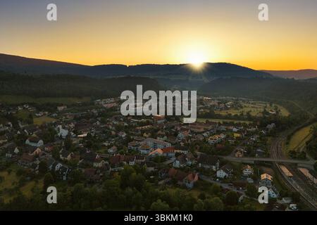 Schweiz, Baselland, Baselbiet, Laufental, Zwingen, Zwingen BL, Wasserschloss, Sommer, Blick aus der Luft Stockfoto