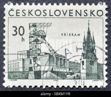 Von der Tschechoslowakei gedruckte gestempelte Briefmarke, auf der Příbram zu sehen ist, um 1967. Stockfoto