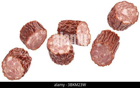 Polnische Kielbasa-Scheiben, gehackte geräucherte Wurst isoliert auf weißem Hintergrund Stockfoto