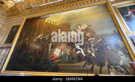 Malerei des historischen Ereignisses im Goldrahmen. Im Innenbereich mit anderen Gemälden und verzierten Decken. Stockfoto