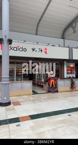 Innenaufnahme des Hokkaido Sushi Restaurants mit einer Naruto-Statue. Fliesenboden und moderne Decke. Stockfoto