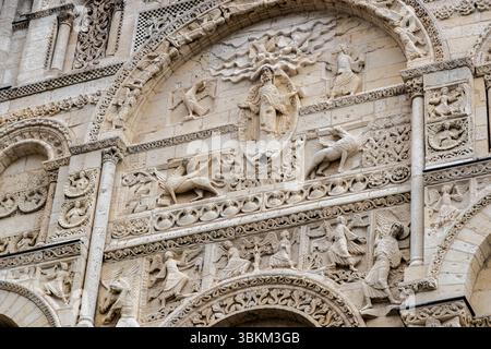 Detail der romanischen Westfassade der Kathedrale Saint-Pierre d’Angoulême (12. Jahrhundert): Die Fassade zeigt Relieffriese, die Christus in der Mandorla darstellen, flankiert von den Symbolen der vier Evangelisten – Adler, Löwe, Stier und Engel – sowie Szenen mit den Aposteln und Kampfmotiven. Die Fassade gilt als eines der bedeutendsten Beispiele romanischer Architekturskulpturen im Südwesten Frankreichs. Place Saint-Pierre, Angoulême, Nouvelle-Aquitaine, Frankreich Stockfoto