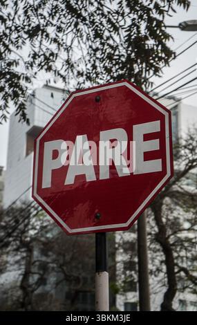 Ein Stoppschild mit dem Wort Pare in weißen Buchstaben, das anzeigt, dass die Fahrer anhalten müssen. Stockfoto