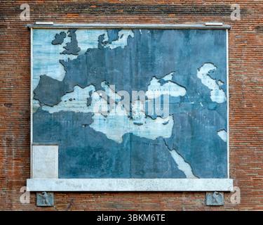 Marmorrelief, das die territoriale Expansion des Römischen Reiches zeigt, befindet sich an der Via dei Fori Imperiali in Rom, Italien. Stockfoto